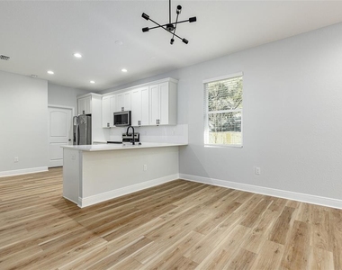113 W Elm Street - Photo Thumbnail 7