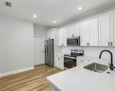 113 W Elm Street - Photo Thumbnail 13