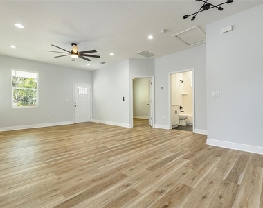 113 W Elm Street - Photo Thumbnail 6