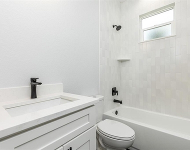 113 W Elm Street - Photo Thumbnail 10