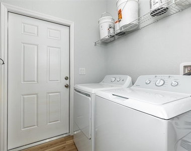 113 W Elm Street - Photo Thumbnail 21