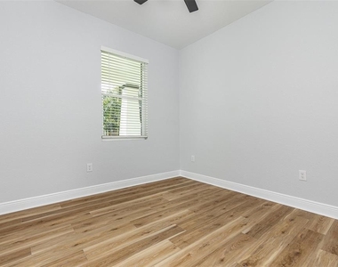 113 W Elm Street - Photo Thumbnail 11
