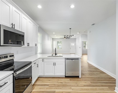 113 W Elm Street - Photo Thumbnail 15
