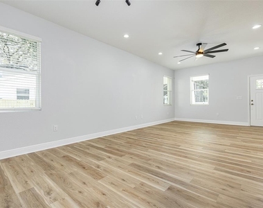 113 W Elm Street - Photo Thumbnail 5