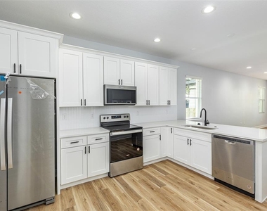 113 W Elm Street - Photo Thumbnail 14