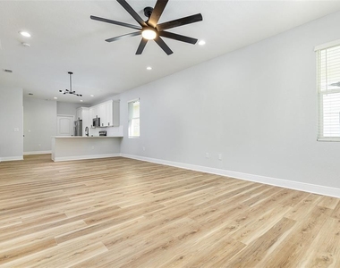 113 W Elm Street - Photo Thumbnail 4