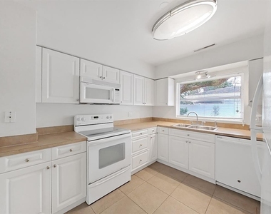 1701 Laurie Lane - Photo Thumbnail 11