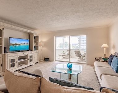1055 W Peppertree Drive - Photo Thumbnail 13