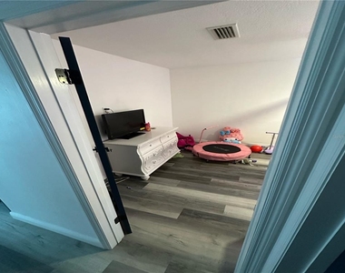 1011 Gerona Avenue - Photo Thumbnail 10