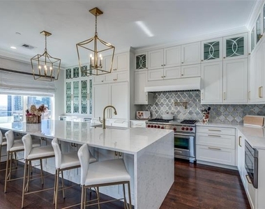 2555 N Pearl Street - Photo Thumbnail 4