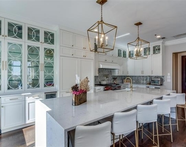 2555 N Pearl Street - Photo Thumbnail 8