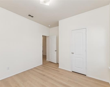 9108 Blackstone Drive - Photo Thumbnail 12