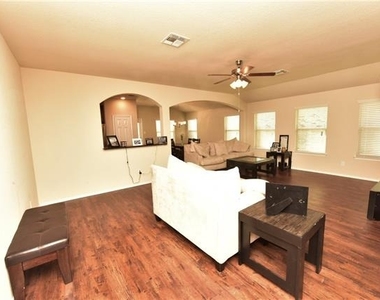 3217 Jackal Drive - Photo Thumbnail 4