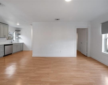 3214 King Street - Photo Thumbnail 2
