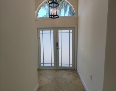 733 Ne 18th Avenue - Photo Thumbnail 2