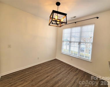 1081 Woodglen Lane - Photo Thumbnail 5