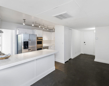 17366 W Sunset Boulevard - Photo Thumbnail 10