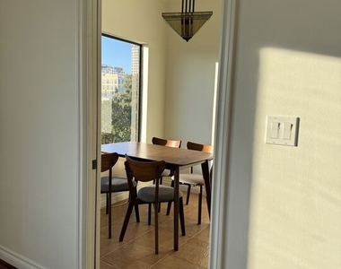 234 N Kenwood Street - Photo Thumbnail 4