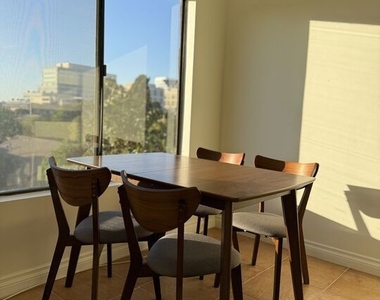 234 N Kenwood Street - Photo Thumbnail 5
