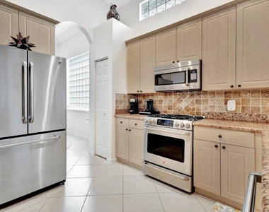 10732 Grande Boulevard - Photo Thumbnail 7
