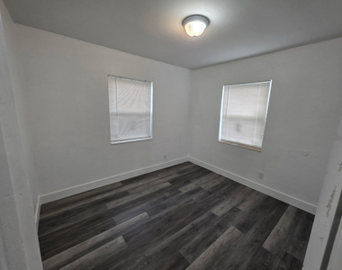 1021 Henrietta Avenue - Photo Thumbnail 2