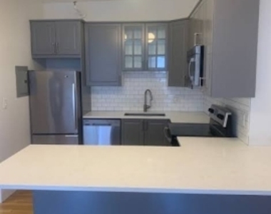 925 Beacon St - Photo Thumbnail 3