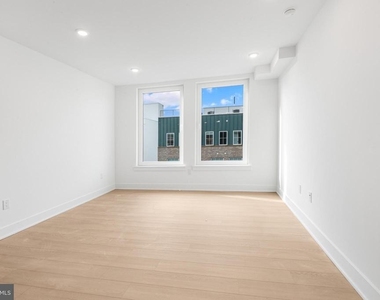2000 Dreer Street - Photo Thumbnail 6