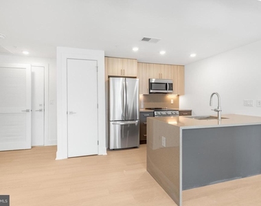2000 Dreer Street - Photo Thumbnail 5