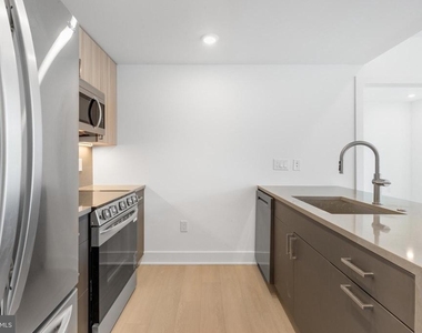 2000 Dreer Street - Photo Thumbnail 4
