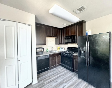 315 Rachel St - Photo Thumbnail 5