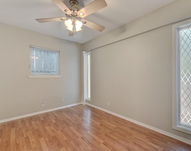 2712 Whitis Ave - Photo Thumbnail 11