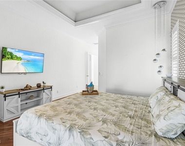 3724 Surfside Boulevard - Photo Thumbnail 8