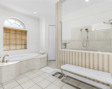 3724 Surfside Boulevard - Photo Thumbnail 9