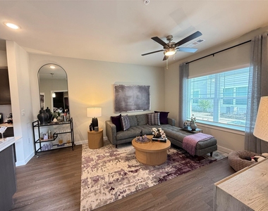 2102 Antoine Drive - Photo Thumbnail 4