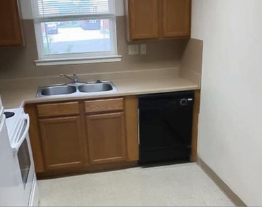 308 N East Street - Photo Thumbnail 3