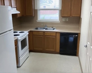 308 N East Street - Photo Thumbnail 6