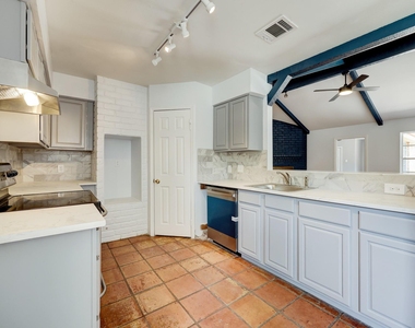 9006 Stone Brook Lane - Photo Thumbnail 4