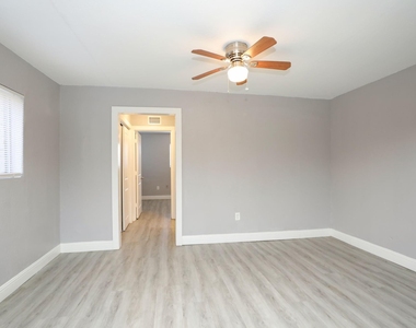 8127 Colonial Lane - Photo Thumbnail 3