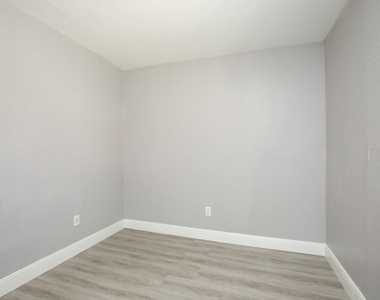 8127 Colonial Lane - Photo Thumbnail 19
