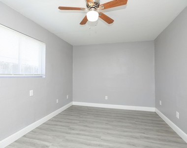 8127 Colonial Lane - Photo Thumbnail 11