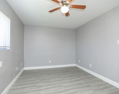 8127 Colonial Lane - Photo Thumbnail 12