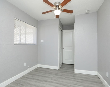 8127 Colonial Lane - Photo Thumbnail 13