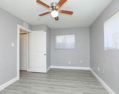 8127 Colonial Lane - Photo Thumbnail 15