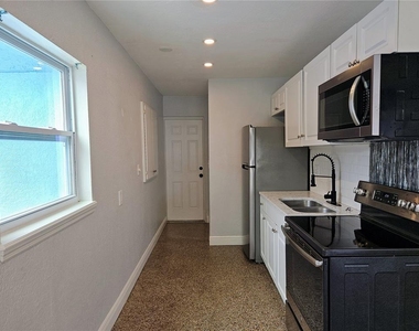 6801 48th Avenue N - Photo Thumbnail 8