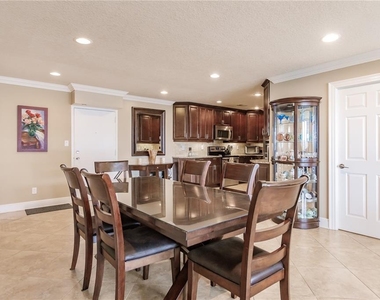 1055 W Peppertree Drive - Photo Thumbnail 8
