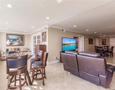 1055 W Peppertree Drive - Photo Thumbnail 13