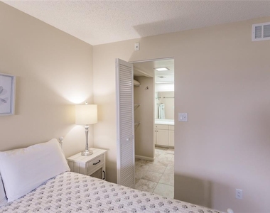 1055 W Peppertree Drive - Photo Thumbnail 13