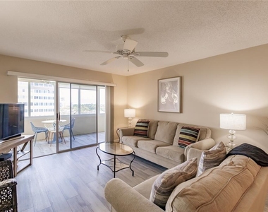 1055 W Peppertree Drive - Photo Thumbnail 2
