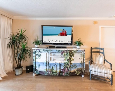 1055 W Peppertree Drive - Photo Thumbnail 8