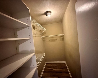 2735 Sw 35th Place - Photo Thumbnail 3